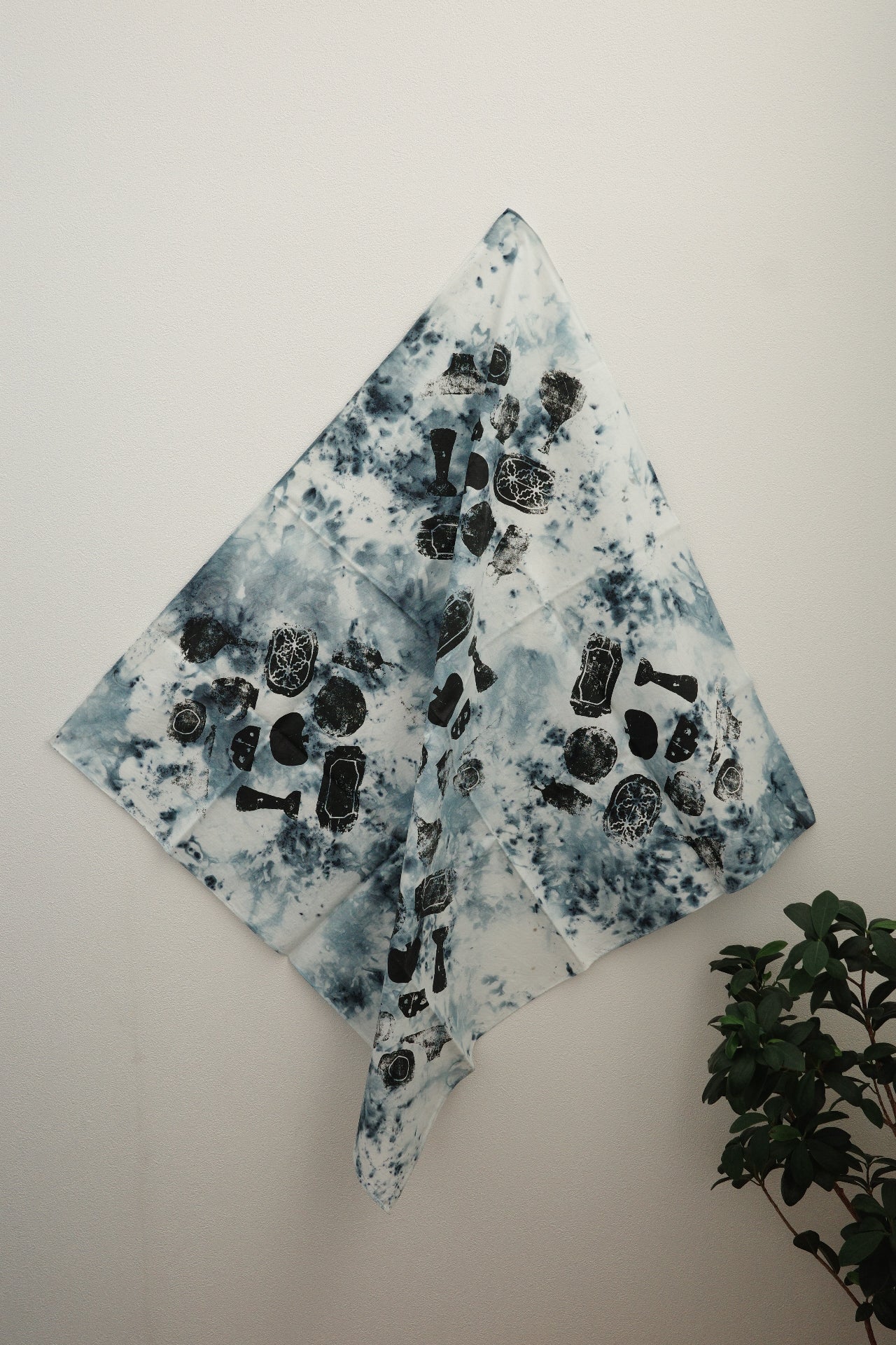 HUG me FUROSHIKI＿インド藍染め(柄)